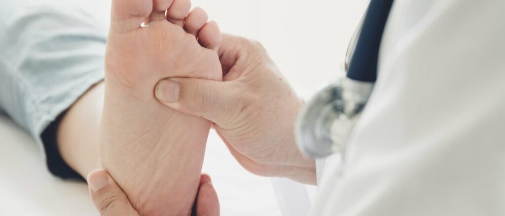 معاینه پا توسط متخصص پاپزشکی